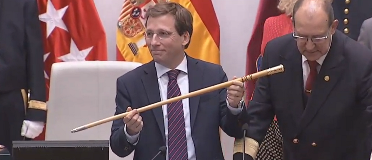 José Luis Martínez Almeida recibe el bastón de mando y es elegido alcalde