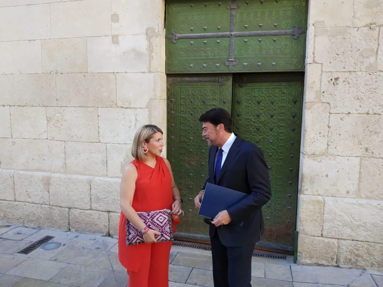 Maria del Carmen Sánchez y Luis Barcala antes de entrar al Ayuntamiento de Alicante. EP 
