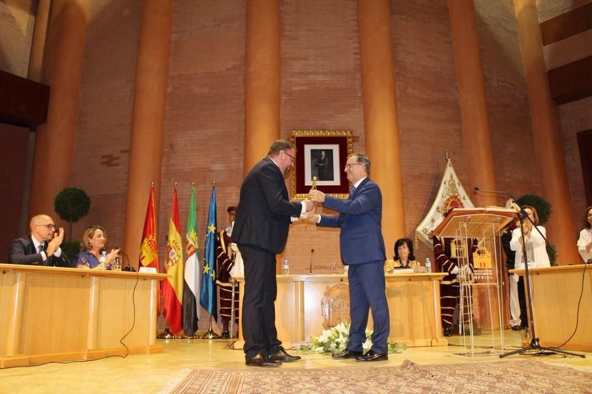 Rodríguez Osuna recibe el bastón de mando de manos de Pérez Garrido. EP