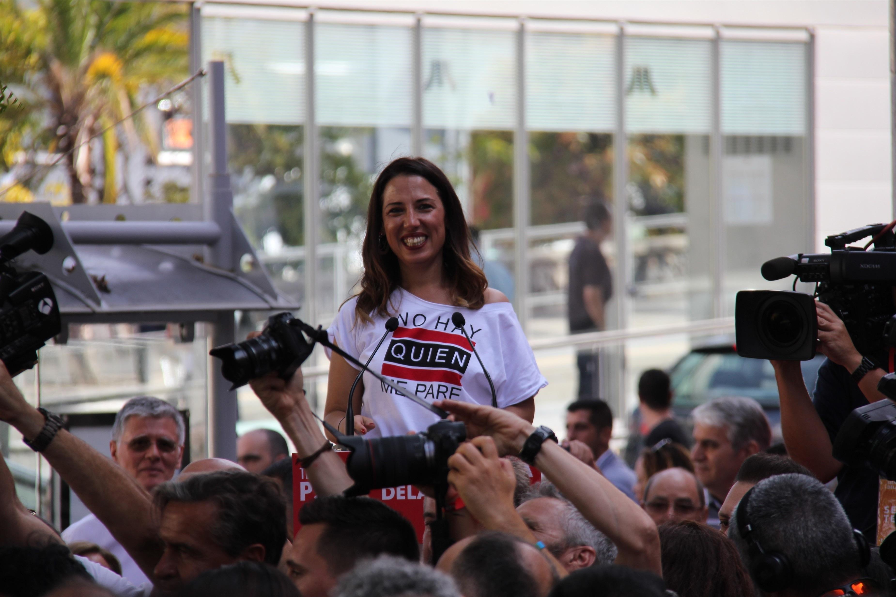 Patricia Hernández interviene en un mitin en el barrio de Ofra. EP