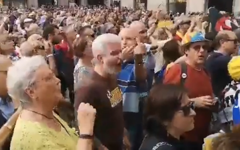 Protestas en la Plaza de Sant Jaume. 