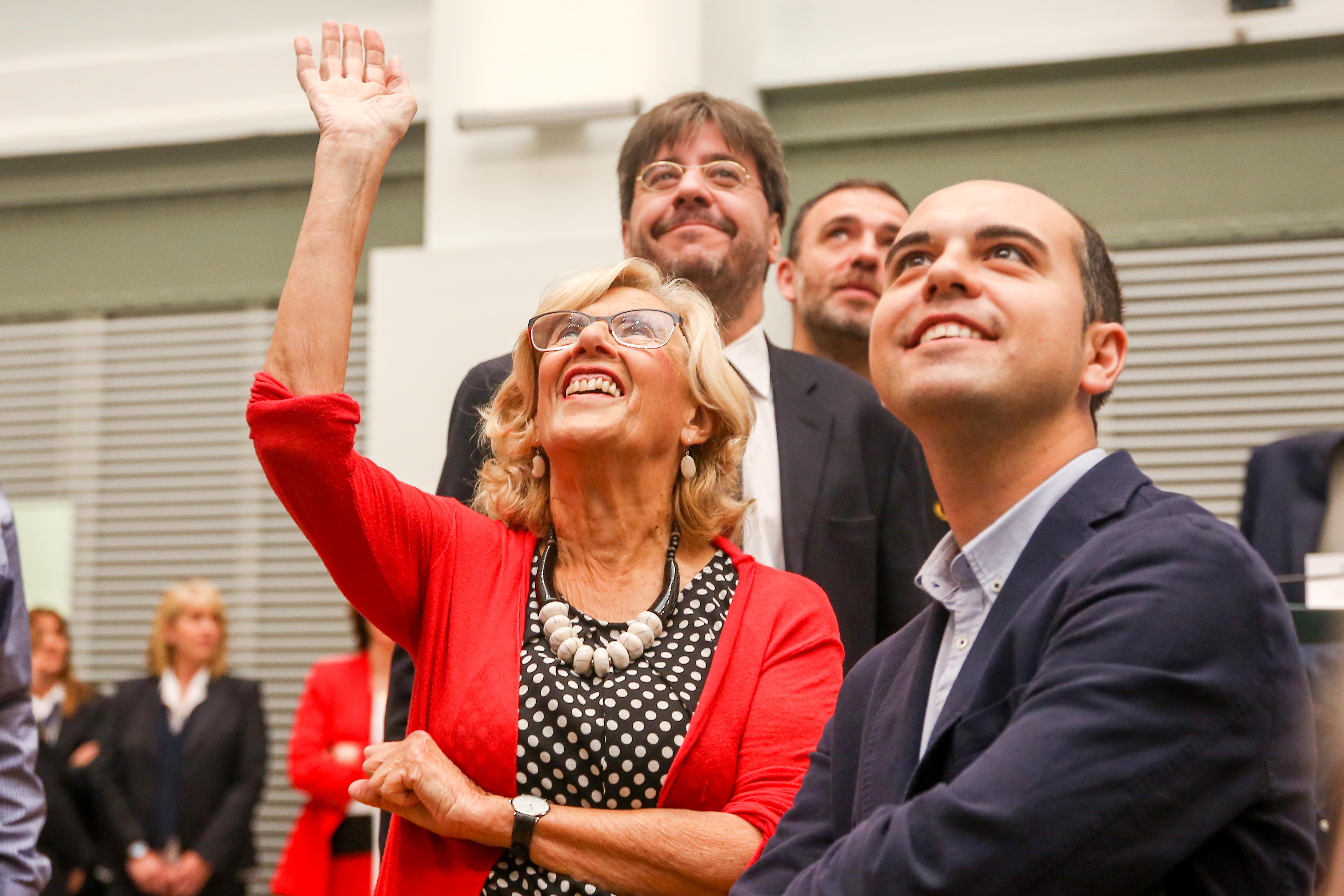 La exalcaldesa de Madrid Manuela Carmena saluda en la sesión de constitución del Ayuntamiento de Madrid. 