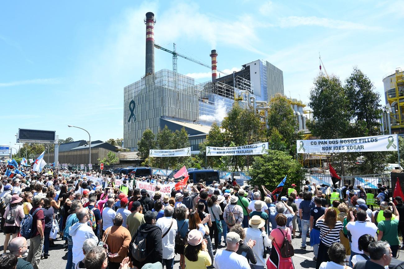 Participantes en la 'Marcha contra Celulosas'