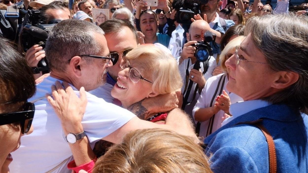 La exalcaldesa de Madrid Manuela Carmena junto a la edil de Más Madrid Marta Higueras abraza a un simpatizante durante una concentración en su apoyo