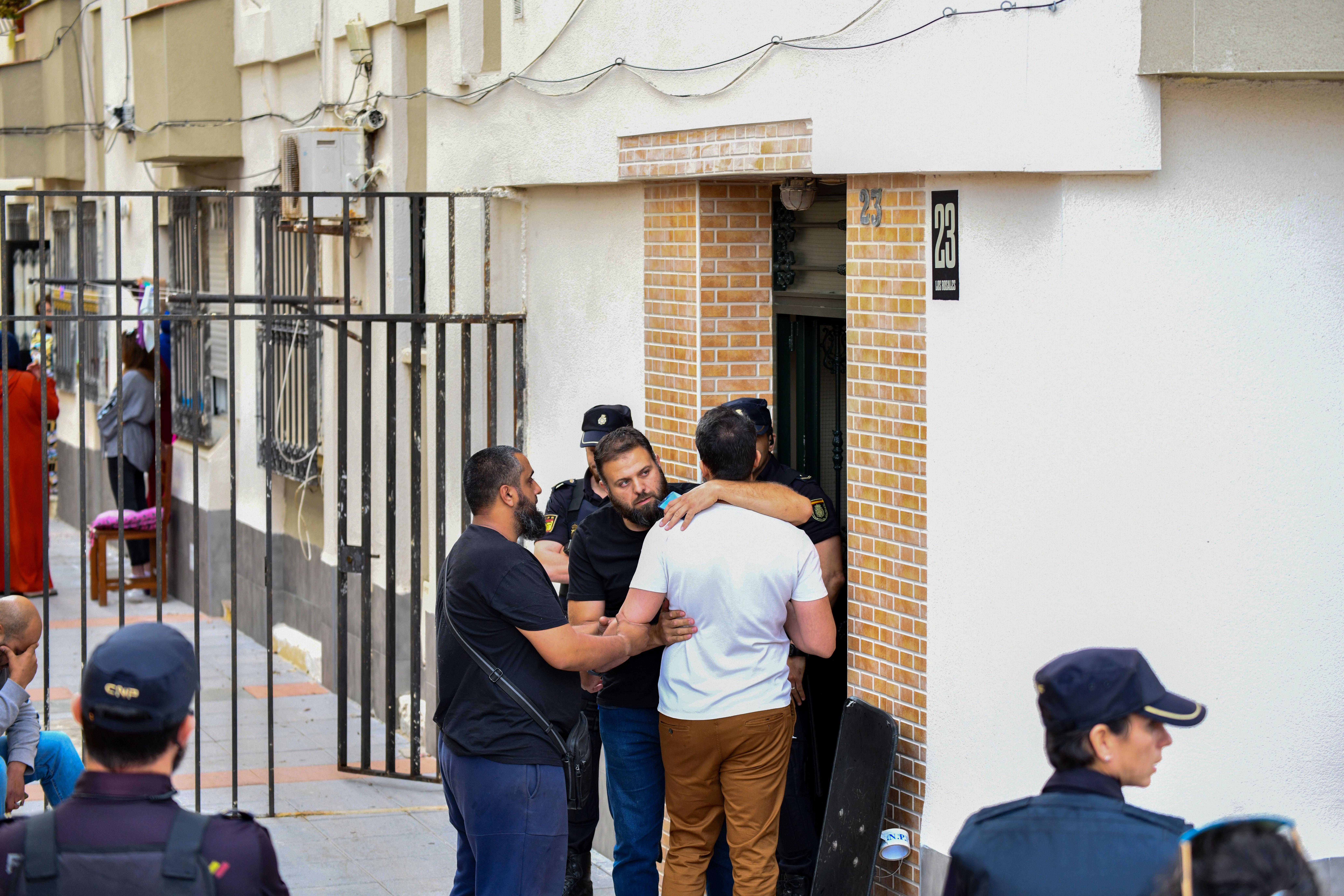 Familiares de la victima en la puerta del domicilio de la barriada de los Rosales Ceuta. EP
