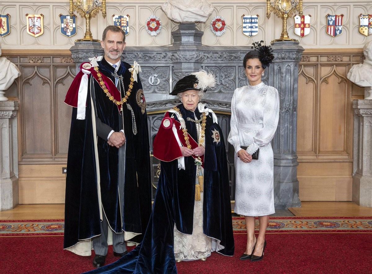 El Rey Felipe VI la Reina Isabel II de Inglaterra y la Reina Letizia en una foto posterior a la ceremonia de investidura de Don Felipe como Caballero de la Muy Noble Orden de la Jarretera la máxima distinción que