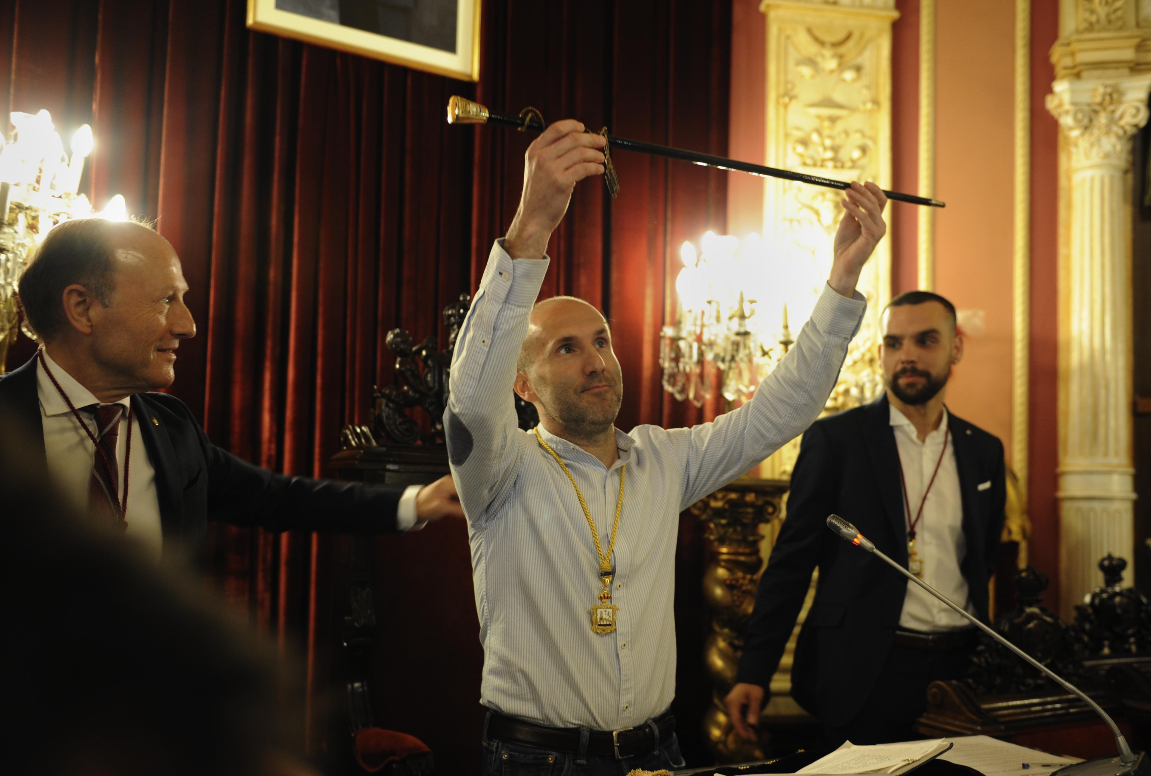 El candidato de Democracia Ourensana Gonzalo Pérez Jácome toma el bastón de mando como alcalde de Ourense. EP