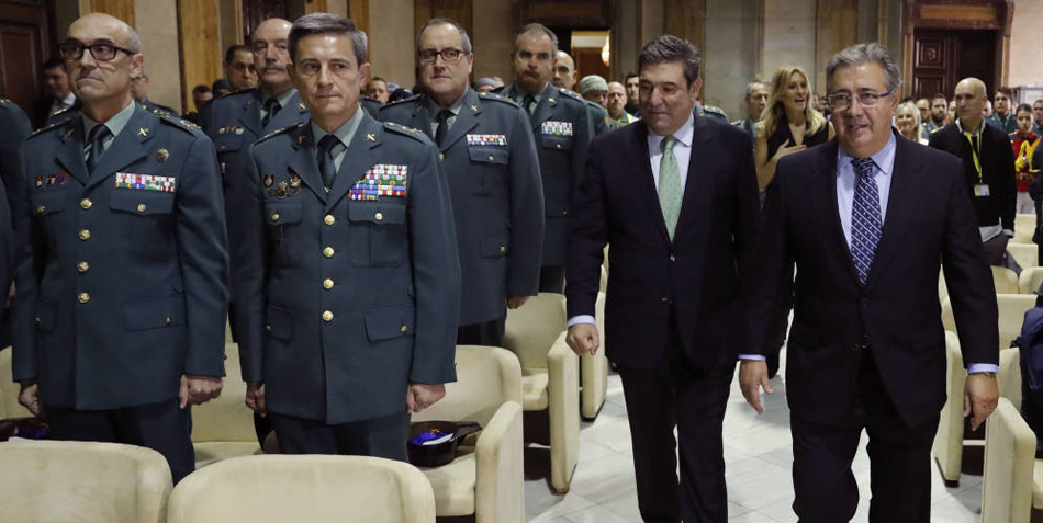 El ministro del Interior, Juan Ignacio Zoido (d), junto al director general de la Guardia Civil, Jose Manuel Holgado Merino. 