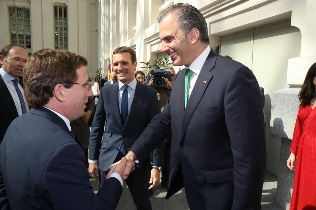 El concejal de Vox y el alcalde del PP, Javier Ortega Smith y José Luis Martínez Almeida se saludan en el Palacio de Cibeles - Vox