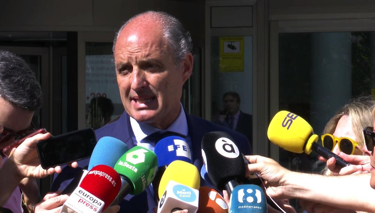 El expresidente de la Generalitat Valenciana, Francisco Camps, atiende a los medios de comunicación a la salida de los juzgados