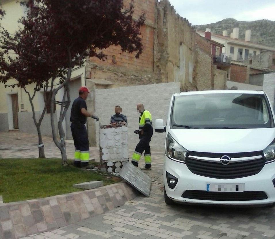 Momento en el que desmontan el busto de Abderramán III en Cadrete, Zaragoza. Europa Press.