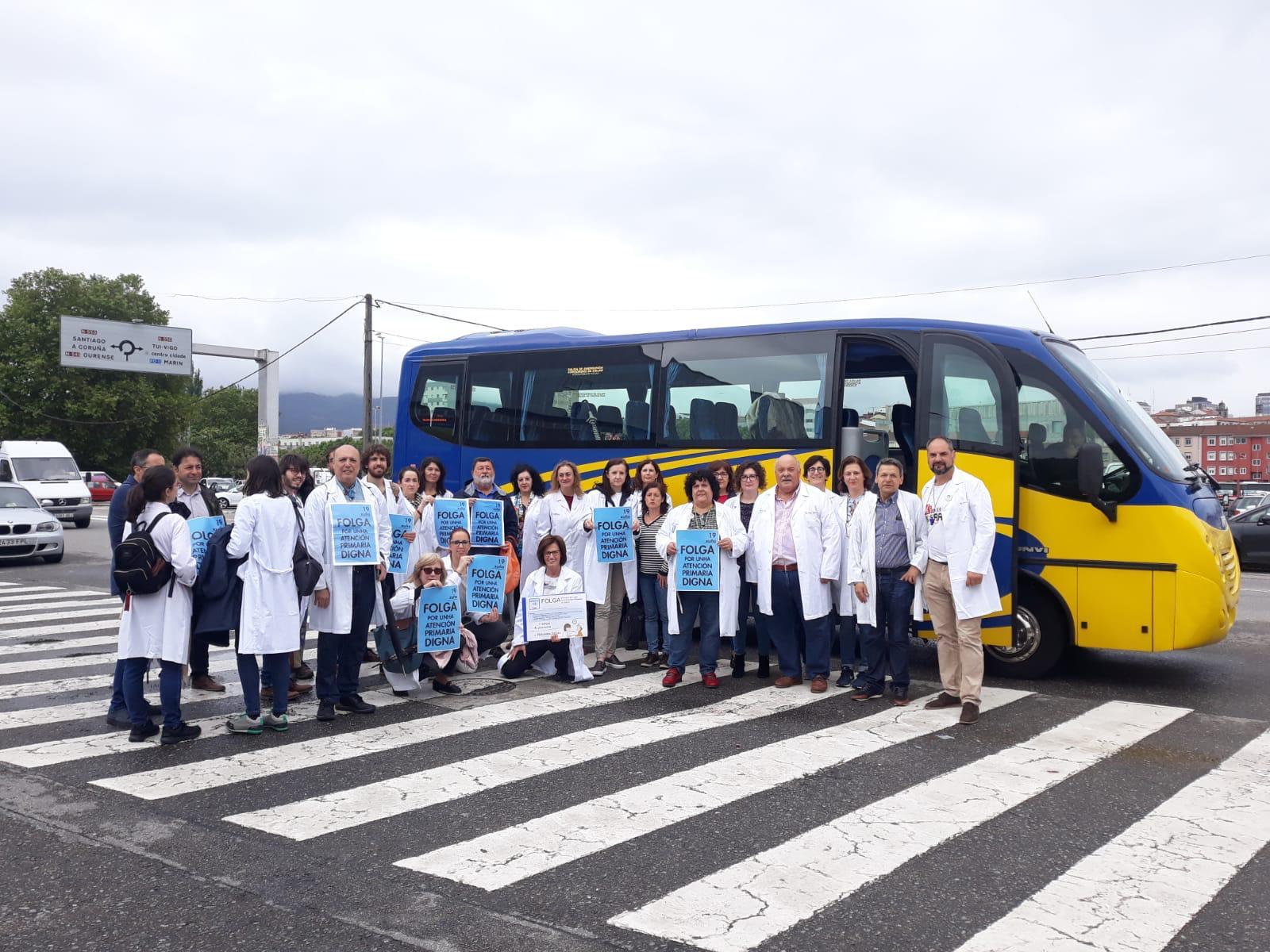 Varios médicos gallegos posan antes de ir a las manifestaciones convocadas