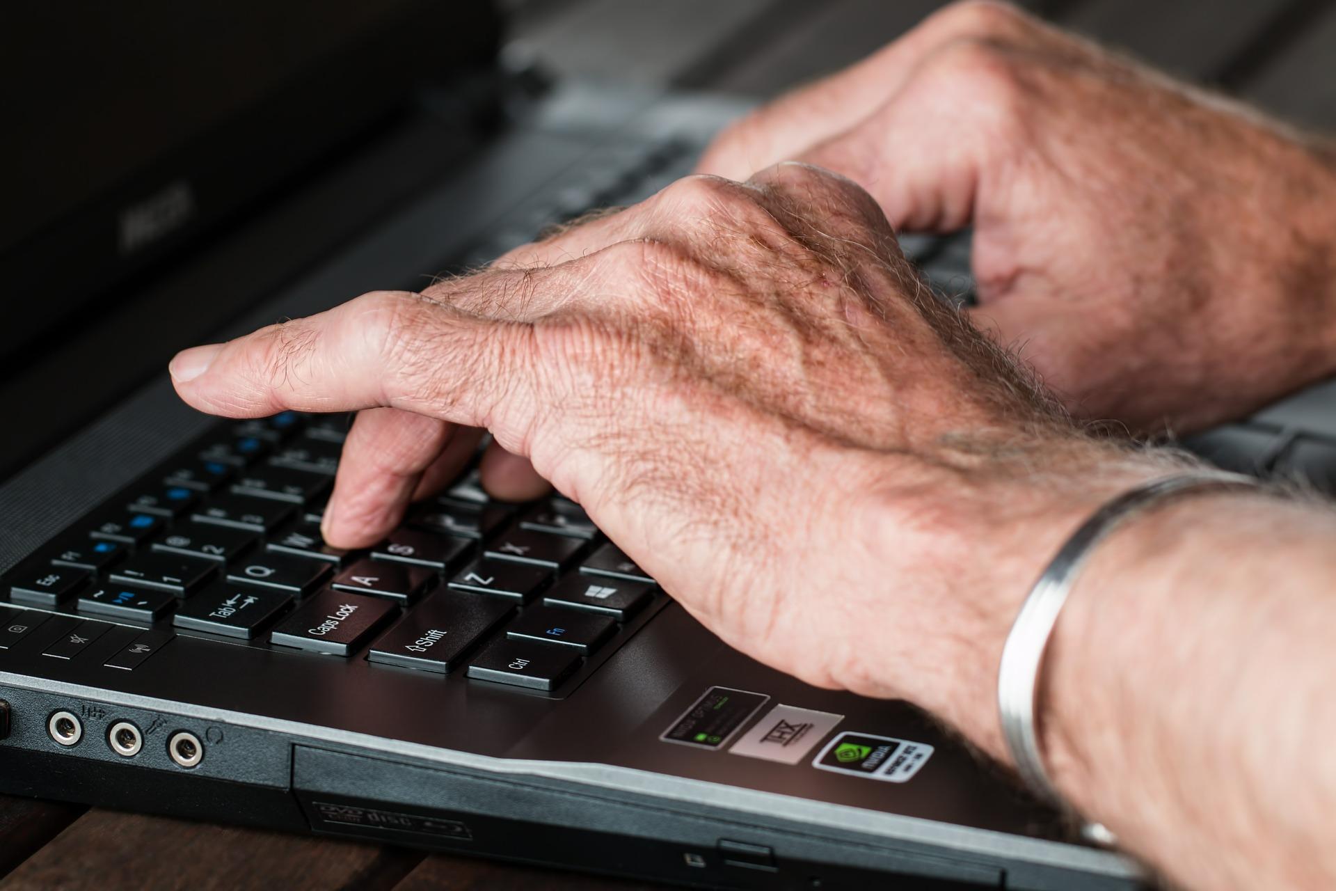 Un trabajador "senior" usando un ordenador - Steve Buissinne Pixabay