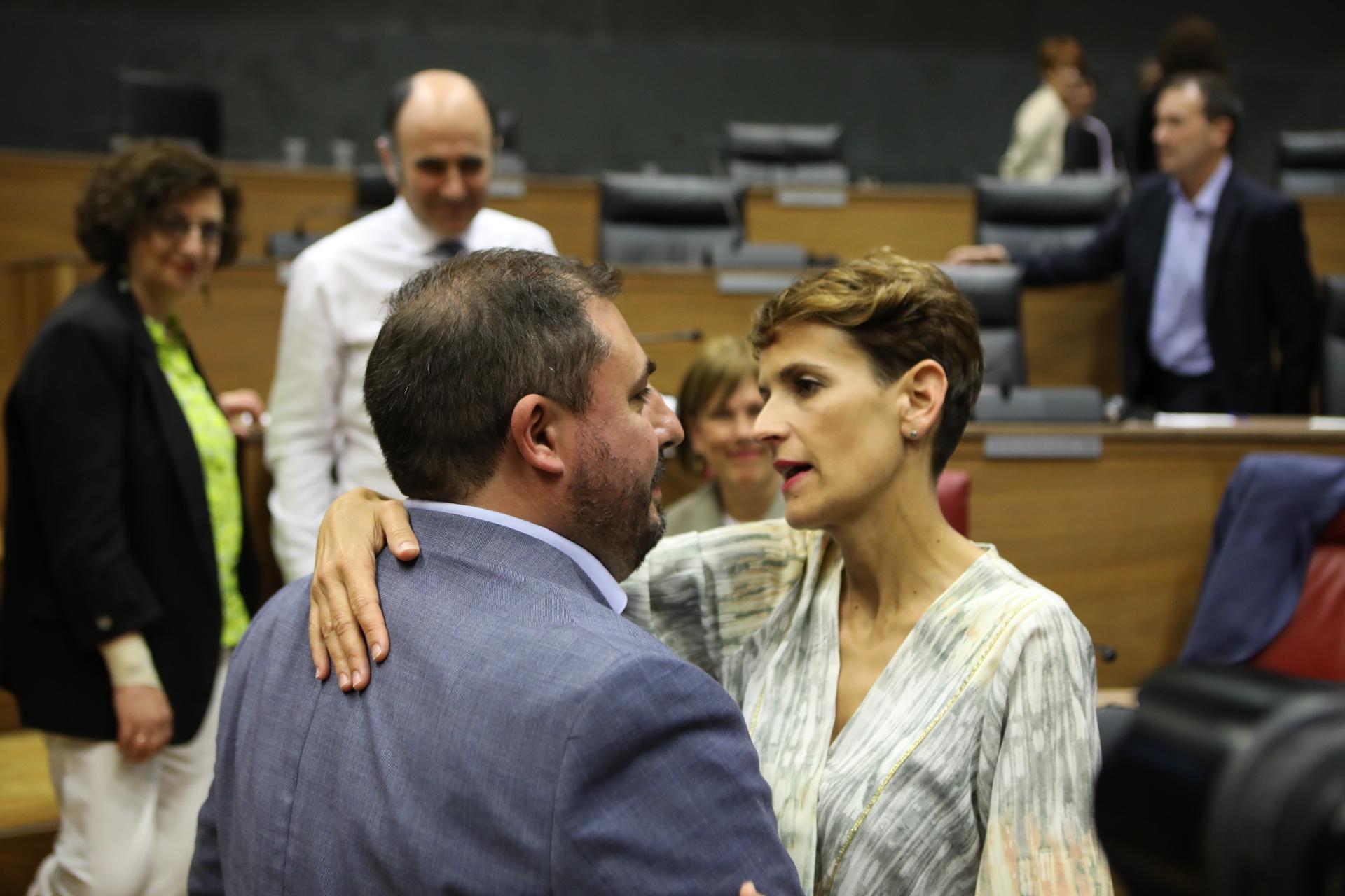 La secretaria general del PSN María Chivite abraza a Unai Hualde (Geroa Bai) presidente del Parlamento de Navarra gracias a los votos de su partido. EP