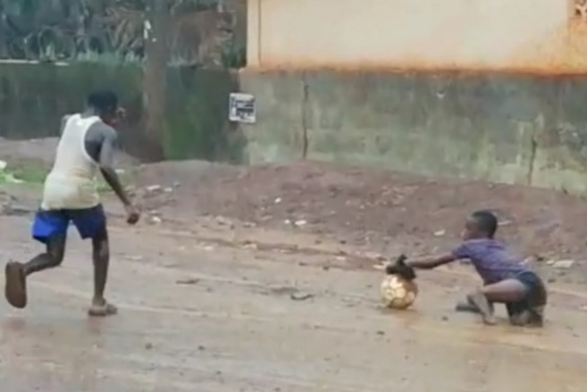 Santiagui jugando al fútbol