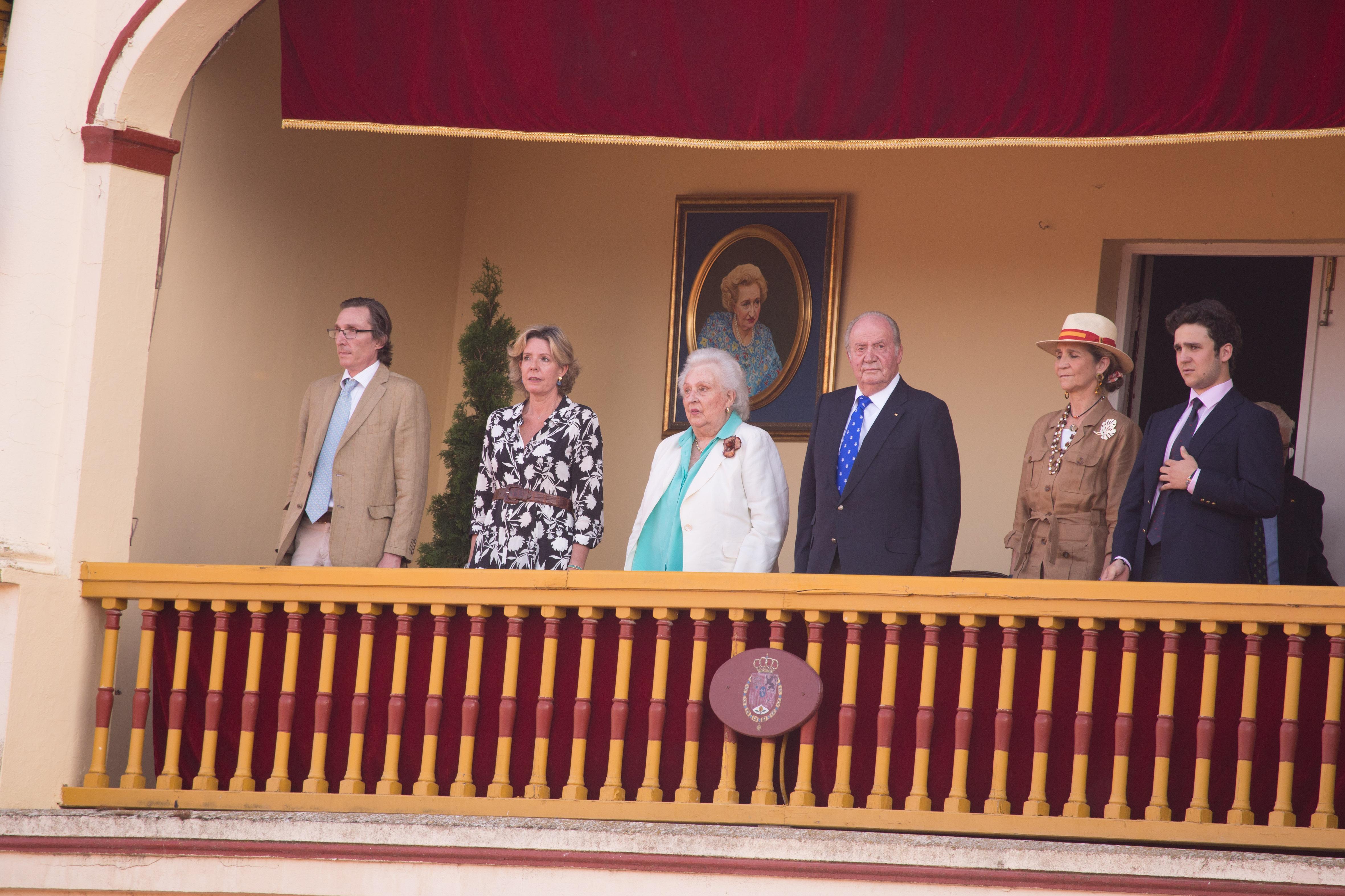 Pilar de Borbón el rey Juan Carlos la infanta Elena y Felipe Juan Froilán en la corrida de toros de las fiestas de San Fernando en Aranjuez (Madrid)