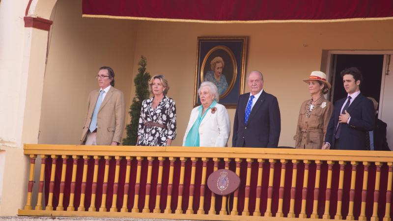 Pilar de Borbón el rey Juan Carlos la infanta Elena y Felipe Juan Froilán en la corrida de toros de las fiestas de San Fernando en Aranjuez (Madrid)