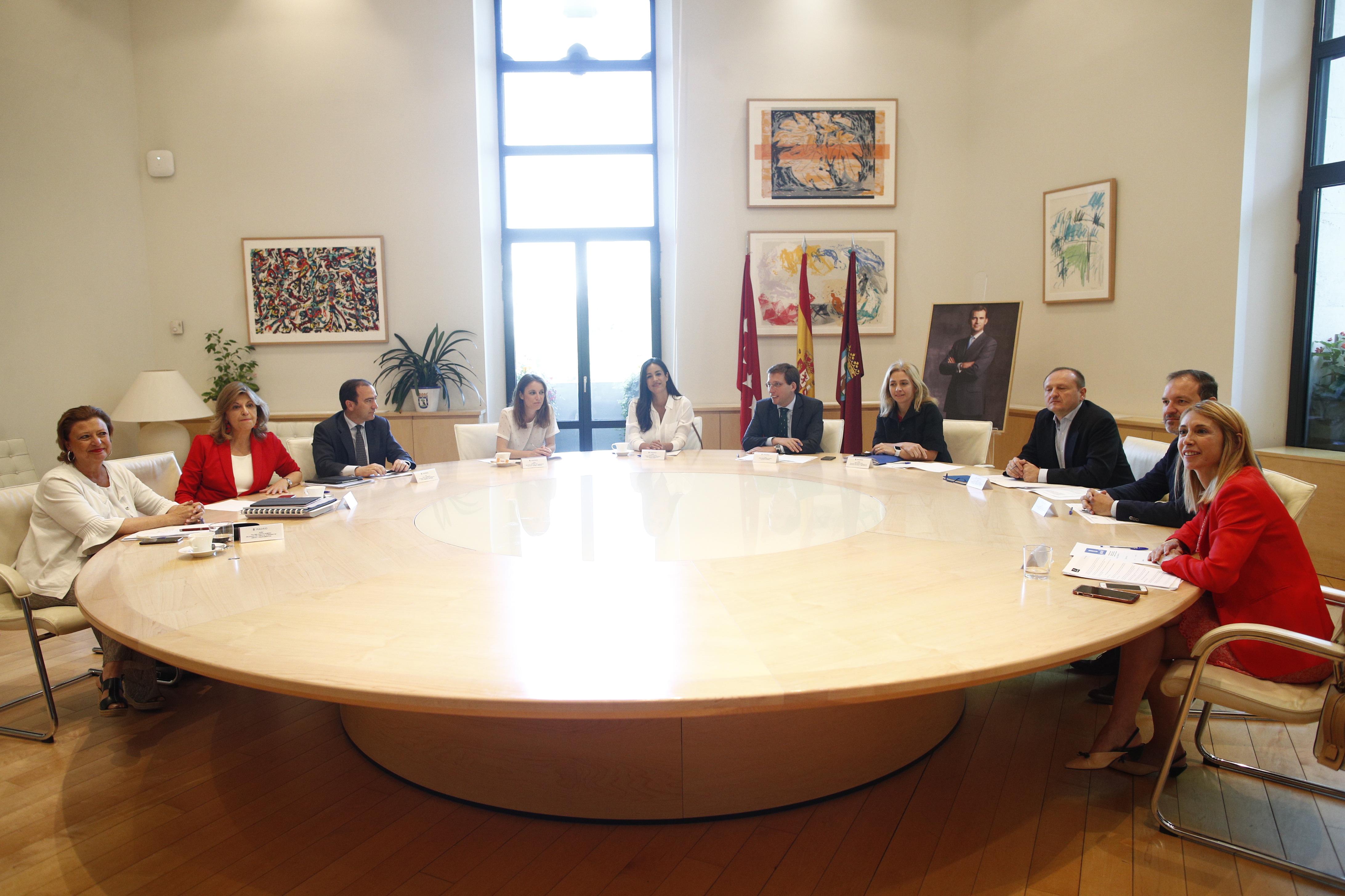 La vicealcaldesa de Madid Begoña Villacís junto al alcalde Jose Luis Martínez Almeida presiden la primera reunión de la Junta de Gobierno municipal de Madrid del mandato de ambos. EP
