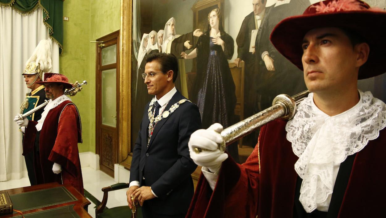 Luis Salvador, posando para la prensa tras su elección como alcalde el pasado día 15. ÁLEX CÁMARA/EP