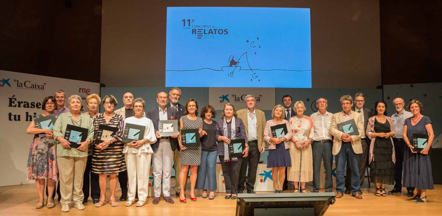 Los finalistas y ganadores del XI Concurso de Relatos escritos por personas mayores durante la ceremonia de entrega de premios celebrada en CaixaForum Zaragoza