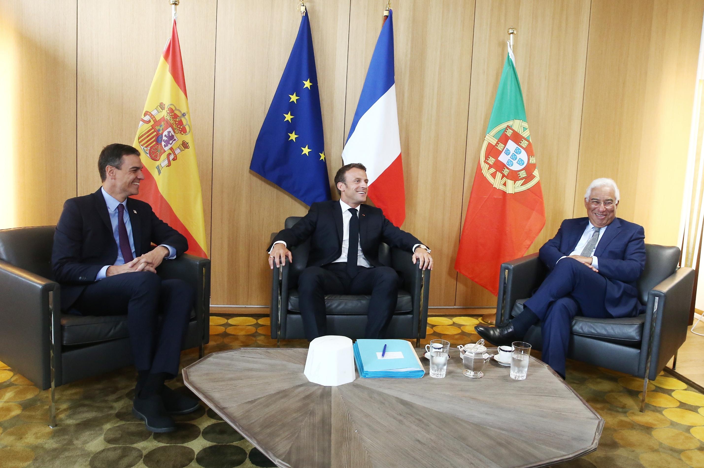 Pedro Sánchez, Emmanuel Macron y António Costa