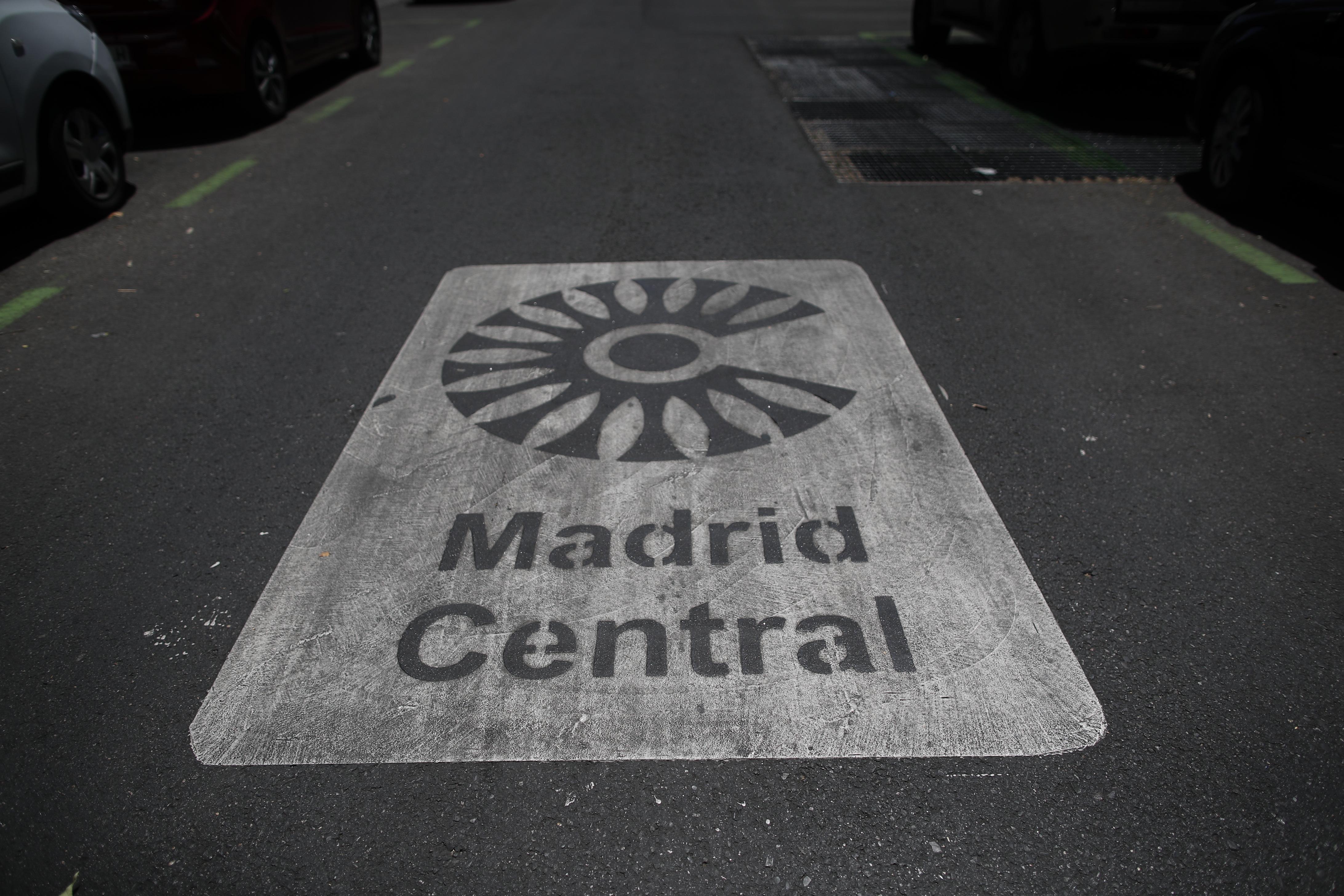 Una señal de Madrid Central en la acera que indica la entrada a la zona 