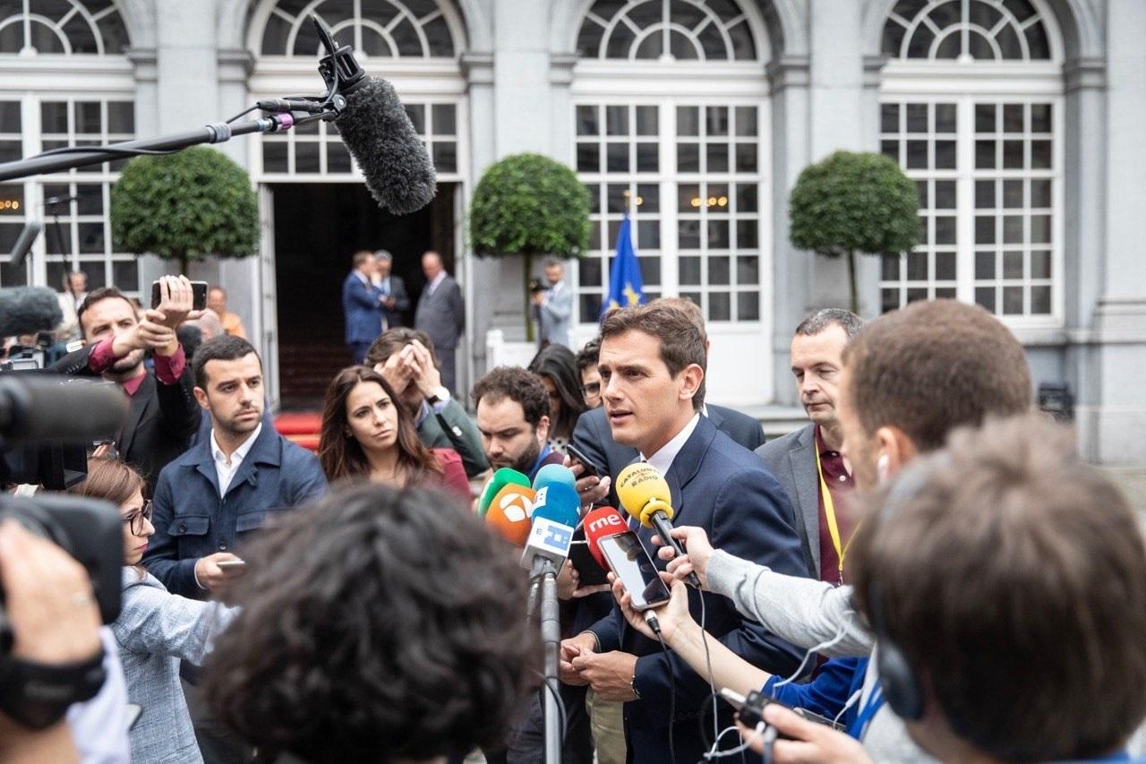 El presidente de Ciudadanos Albert Rivera atiende a los medios antes de participar en la reunión de los liberales europeos en Bruselas. EuropaPress