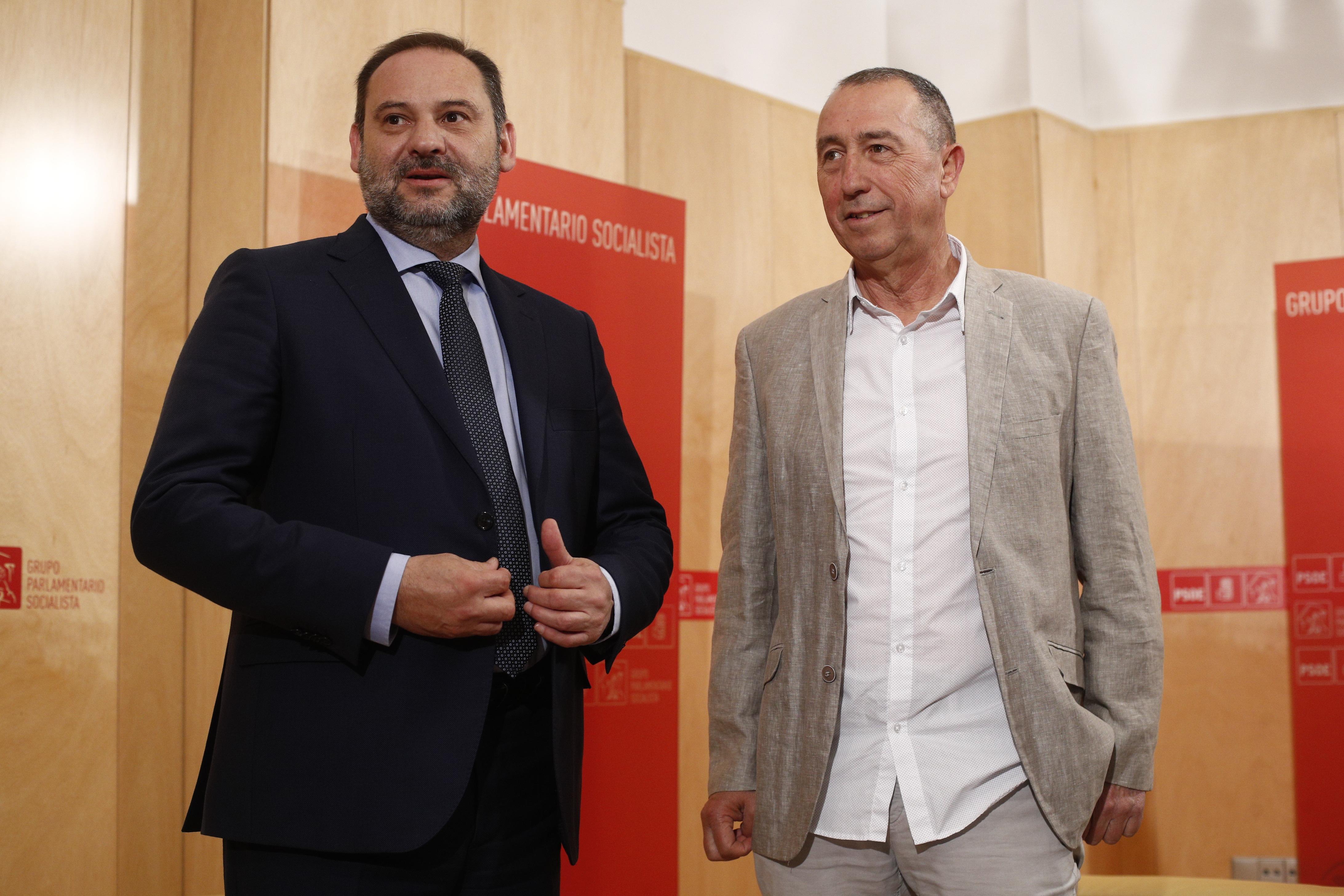 EuropaPress 2202166 El secretario de Organización del PSOE y ministro de Fomento en funciones José Luis Ábalos (i) se reúne con Joan Baldoví (Compromís) (d) en la Sala Martínez Noval del Congreso de los Diputados 