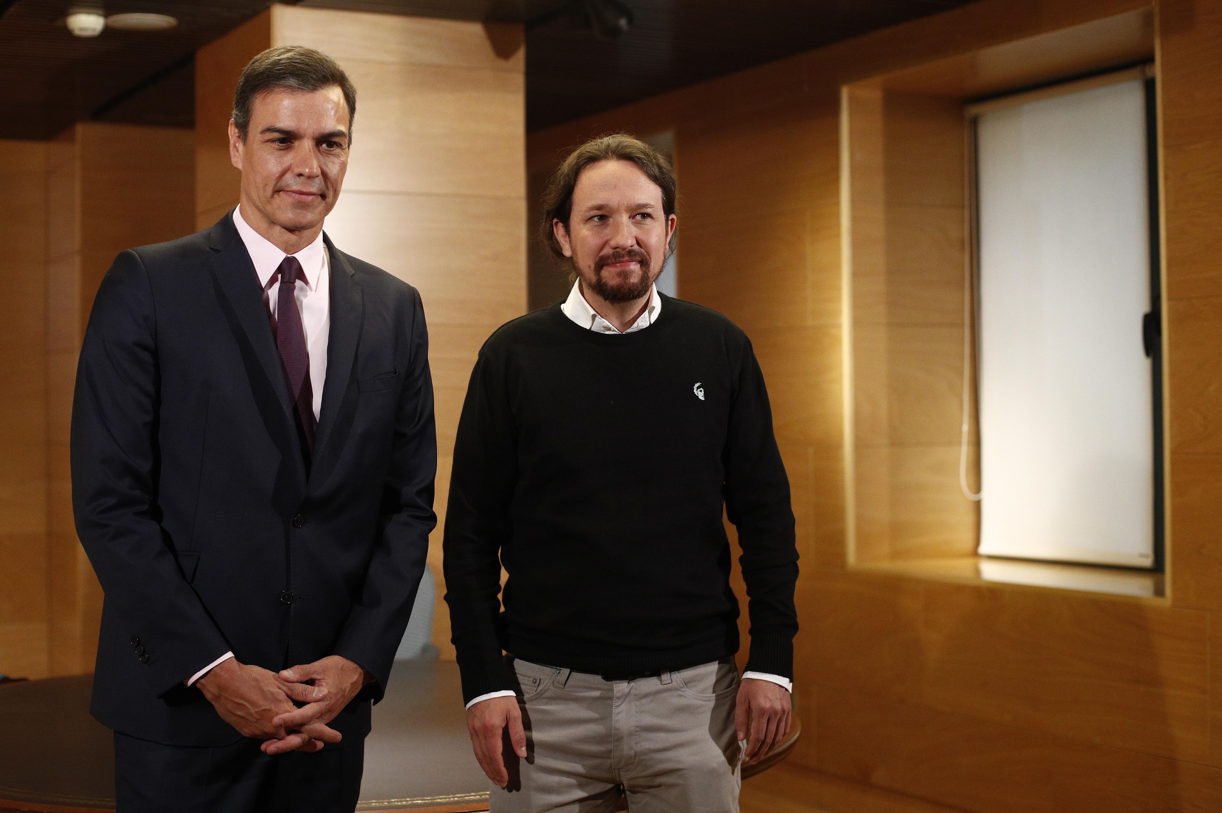 El presidente del Gobierno en funciones Pedro Sánchez y el secretario general de Unidas Podemos, Pablo Iglesias, en el Congreso