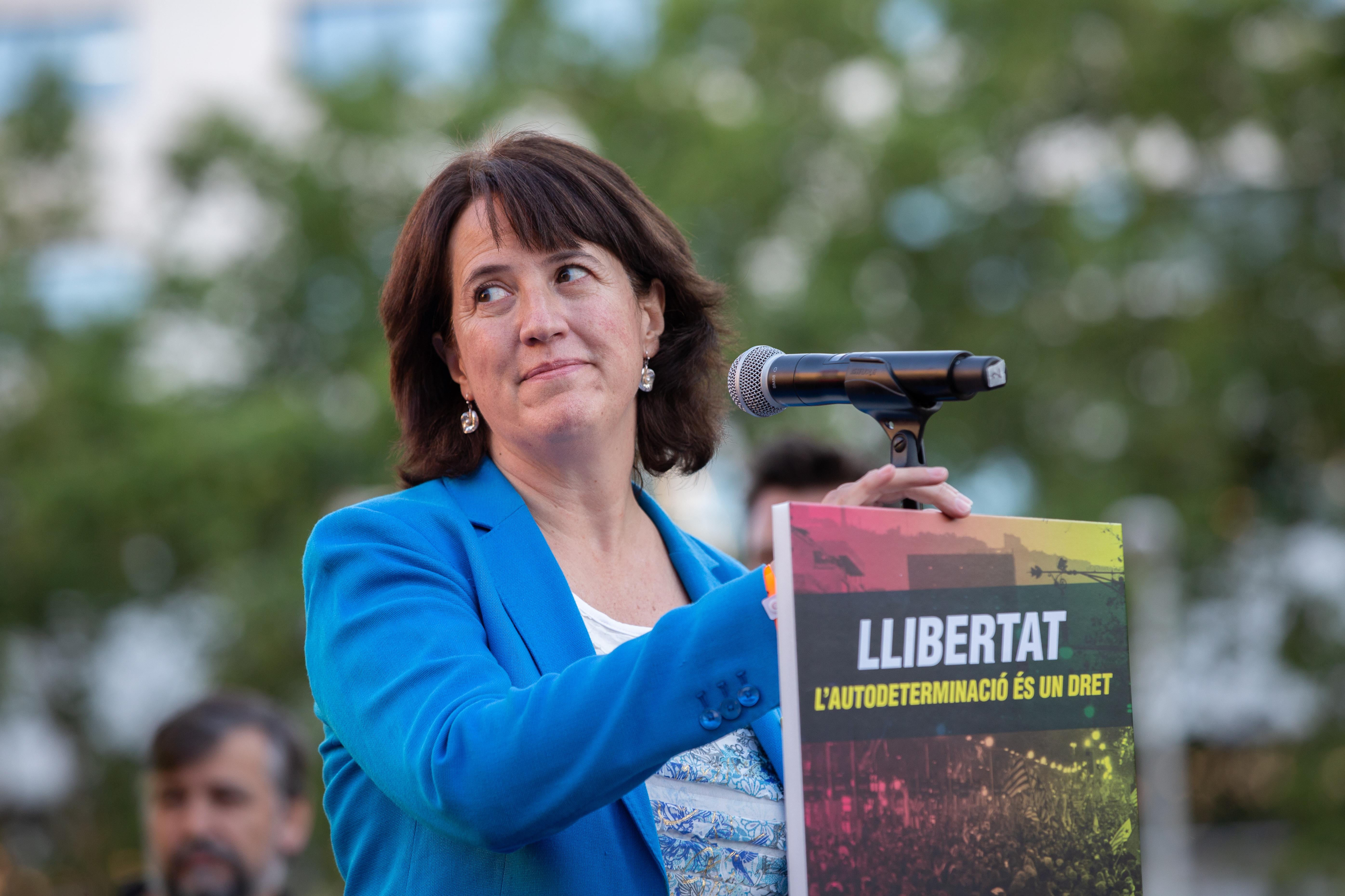La presidenta de ANC, Elisenda Paluzie, en la concentración en la Plaza Cataluña de Barcelona con motivo de la finalización del juicio del 1 O