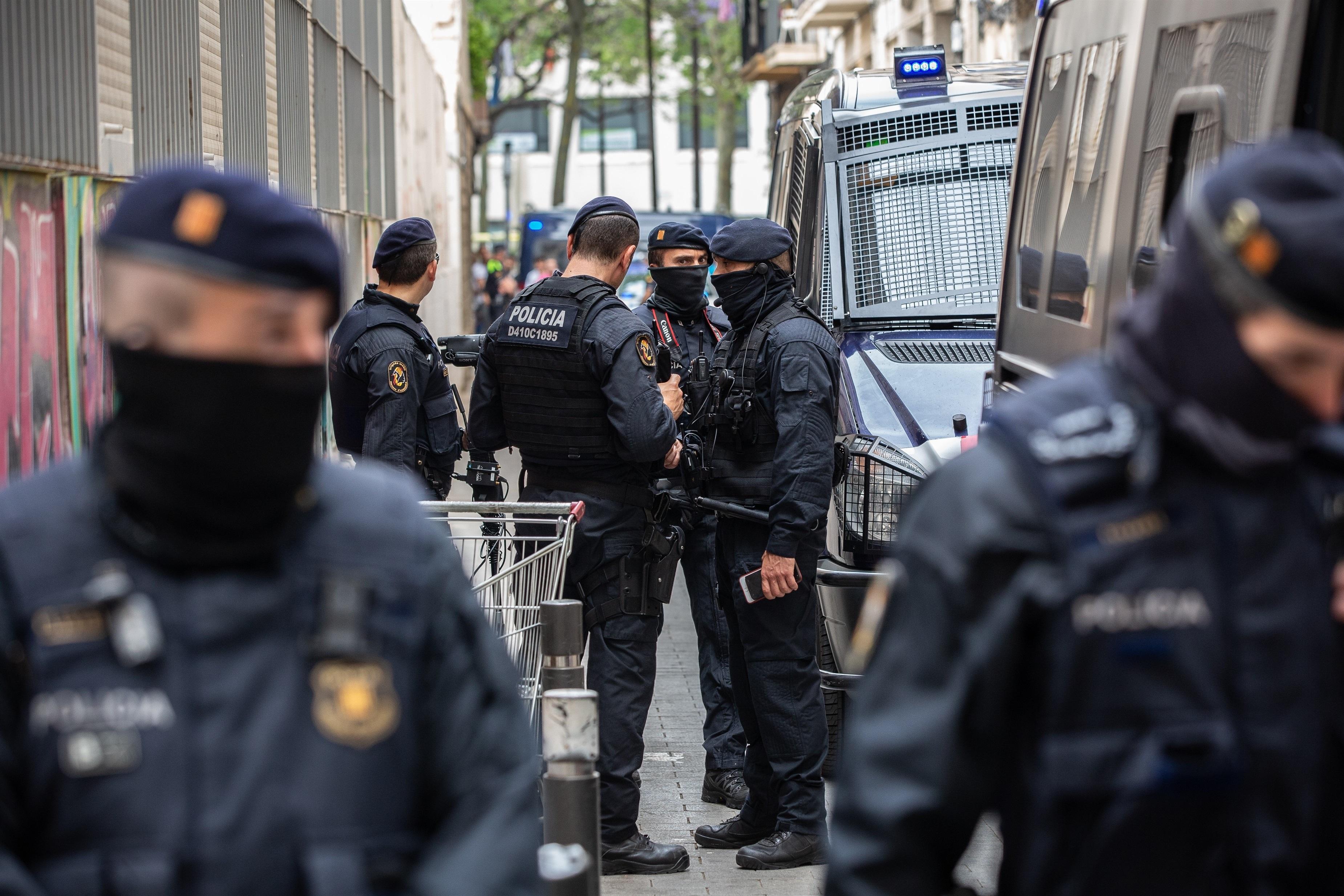 Macrooperación en el Raval de Barcelona contra una red de lateros traficantes (1)