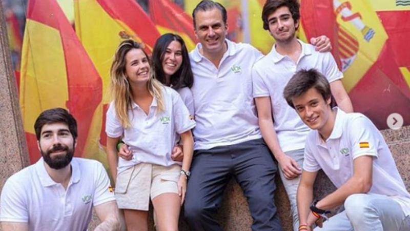 Ortega Smith y Mariscal (izquierda) junto a varios jóvenes con los polos de Vox.