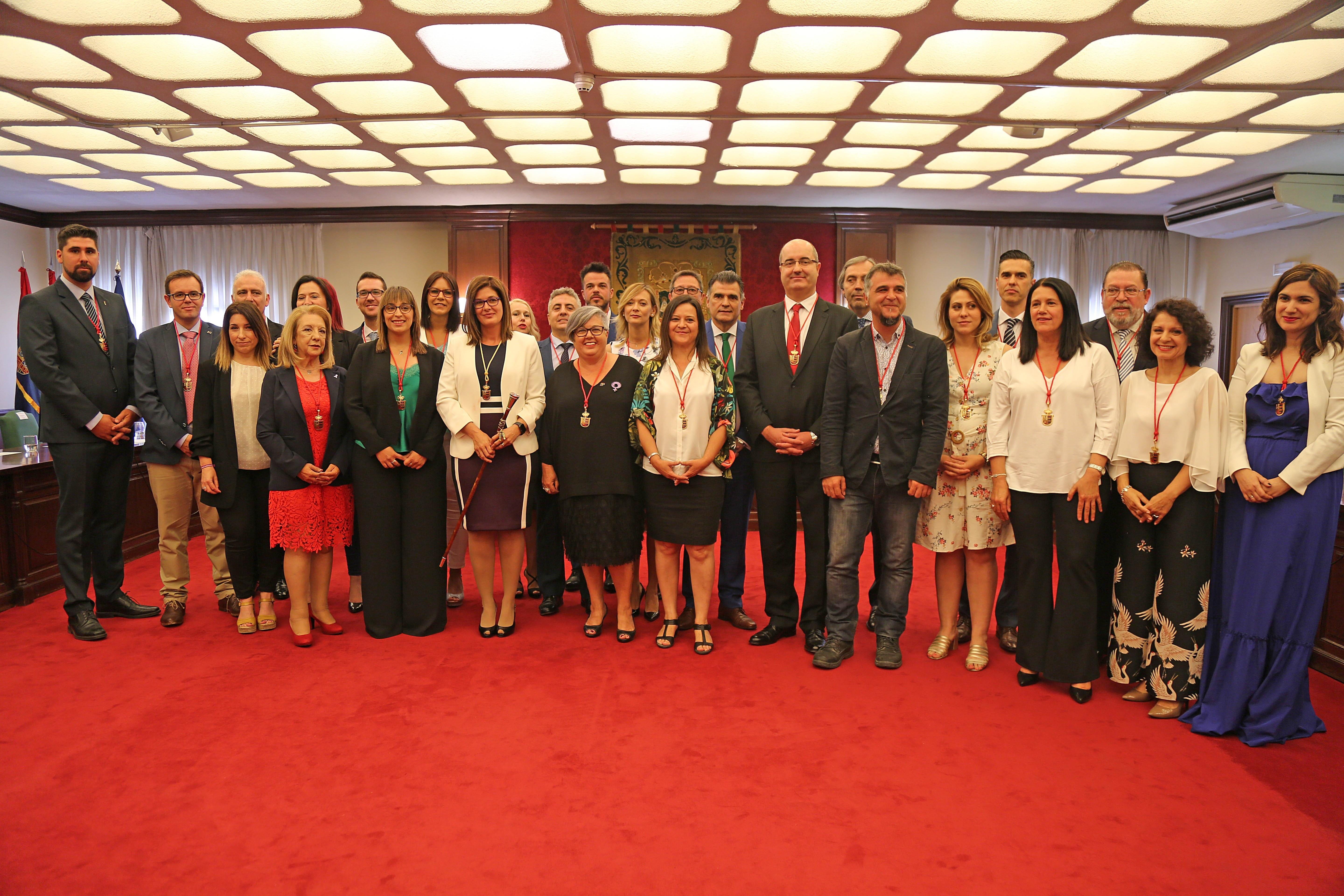 EuropaPress 2219147 La alcaldesa de Móstoles Noelia Posse con miembros de la corporación municipal 