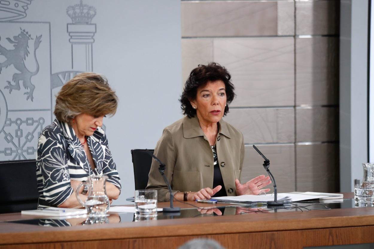 La ministra Portavoz, y de Educación y Formación Profesional en funciones, Isabel Celaá, y la ministra de Sanidad, Consumo y Bienestar Social en funciones, María Luisa Carcedo, comparecen ante los medios de comunicación tra