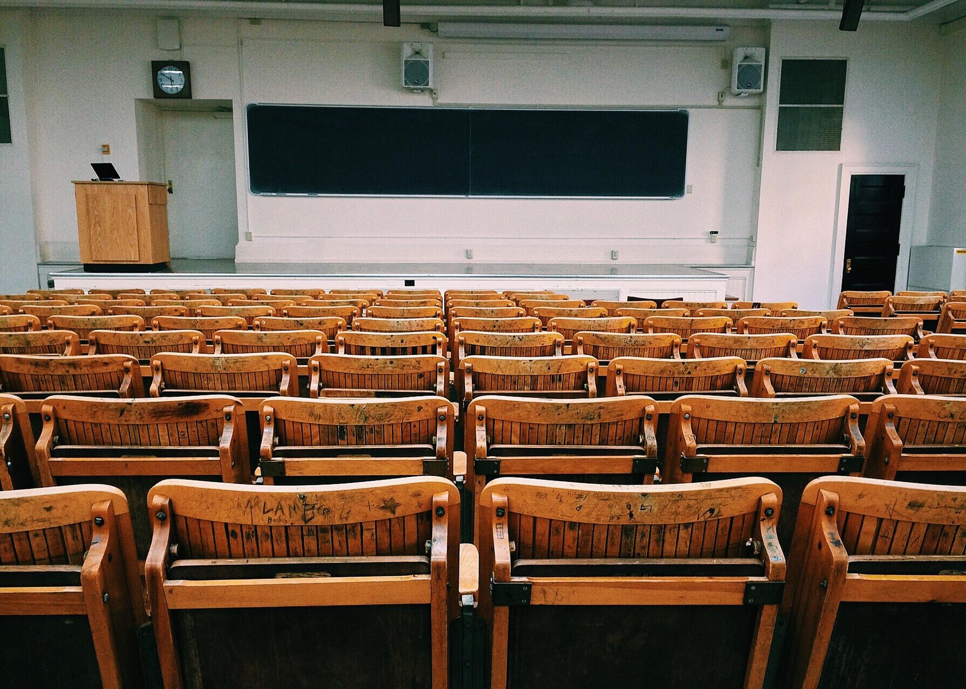 Aula vacía de universidad 