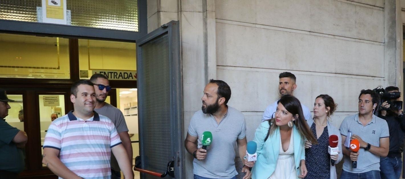 'El Prenda' a la salida de los juzgados de Sevilla tras firmar en el día en que su caso llegaba al Supremo
