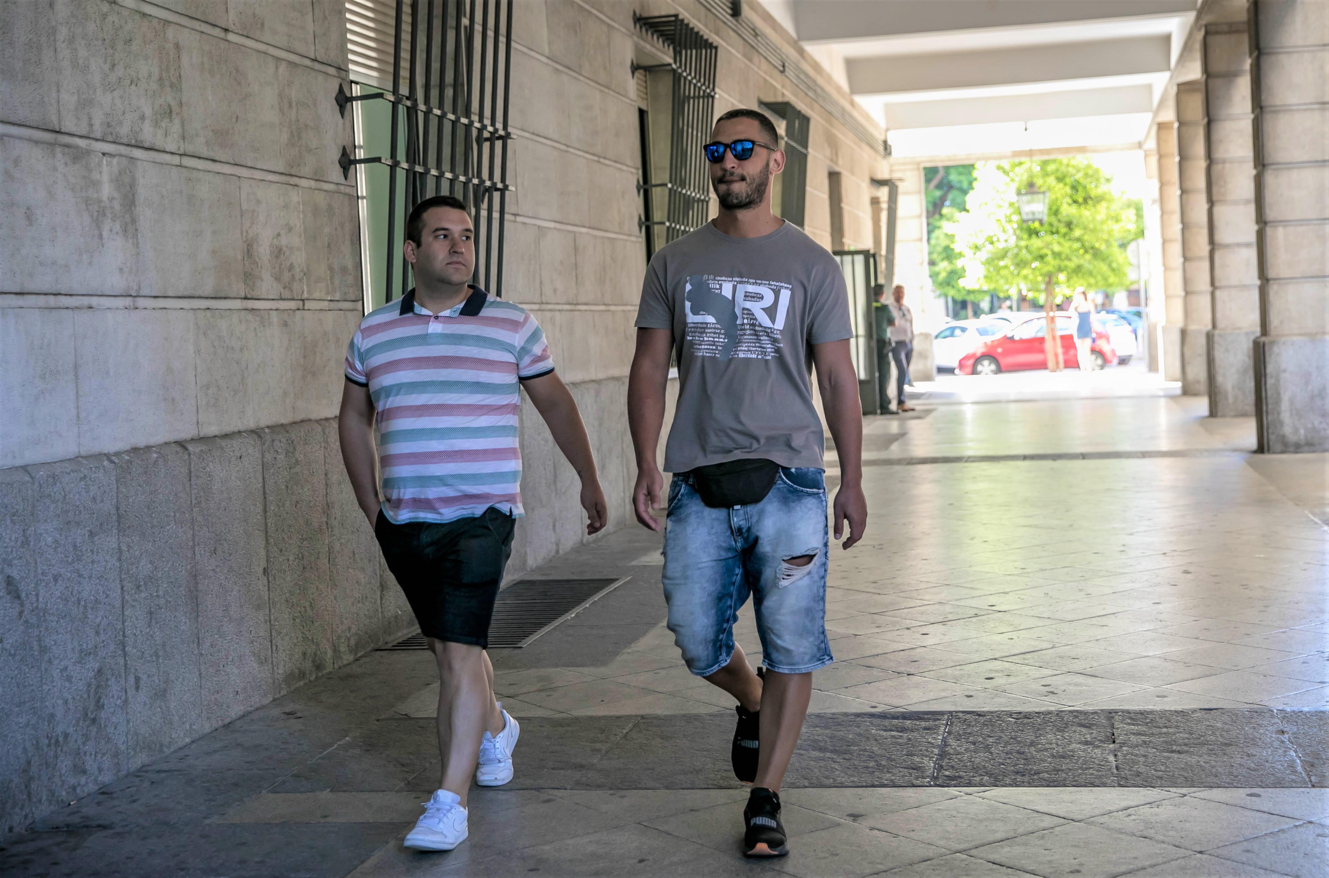 José Ángel Prenda y Alfonso Jesús Cabezuelo  miembros de 'La Manada' acuden a los juzgados de Sevilla para firmar. Europa Press.