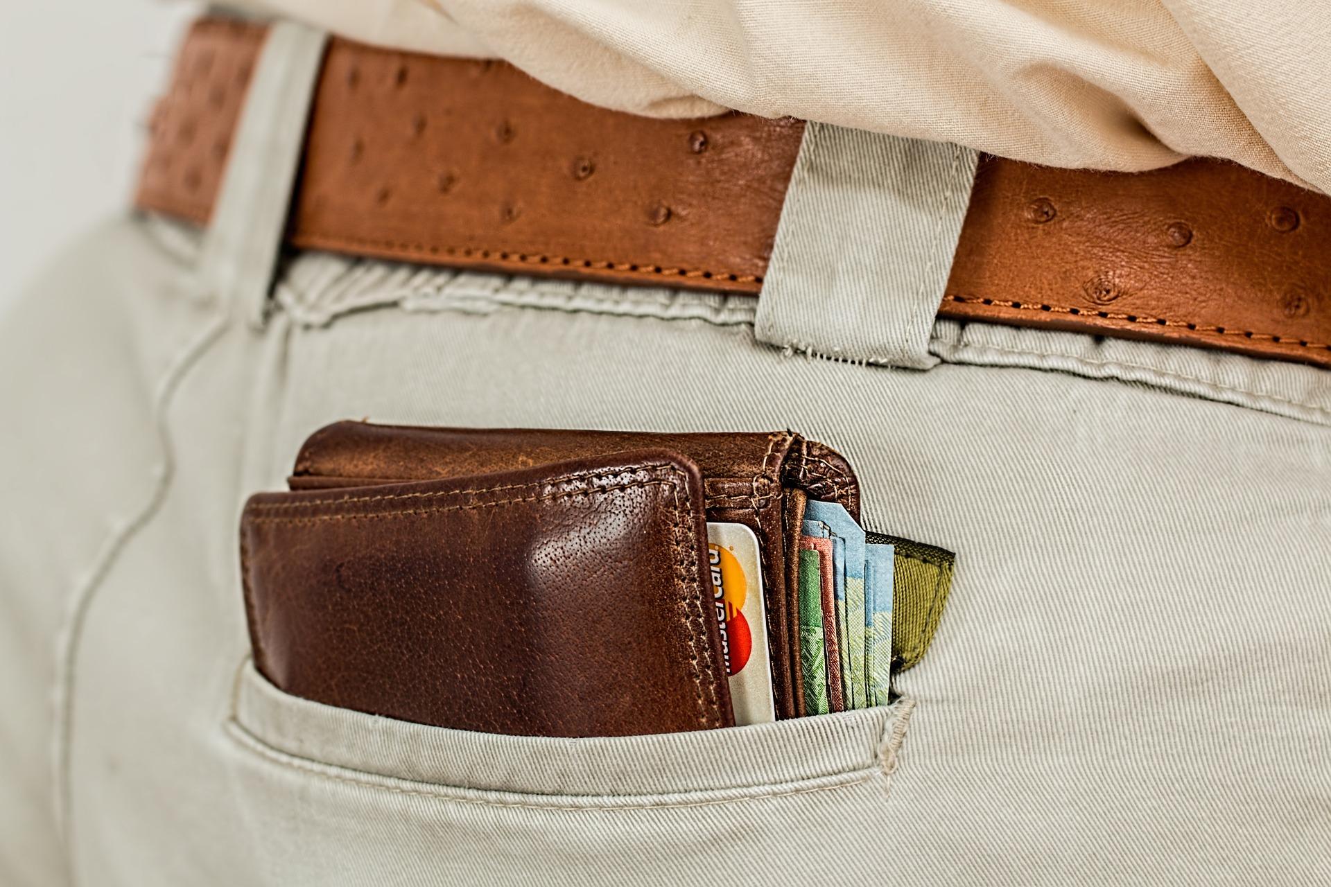 Una cartera en un bolsillo. Fuente: Pixabay.