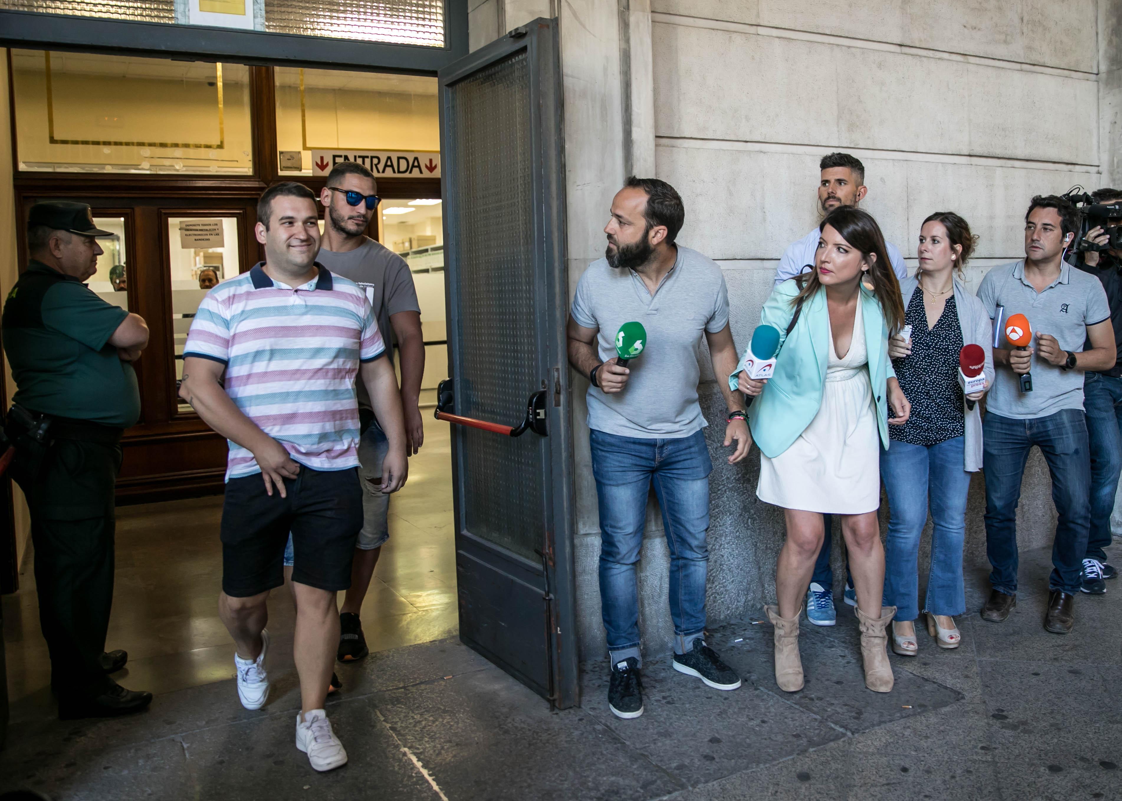  José Ángel Prenda y Alfonso Jesús Cabezuelo, miembros de 'La Manada' saliendo de los juzgados de Sevilla 