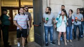 José Ángel Prenda y Alfonso Jesús Cabezuelo, miembros de 'La Manada' saliendo de los juzgados de Sevilla
