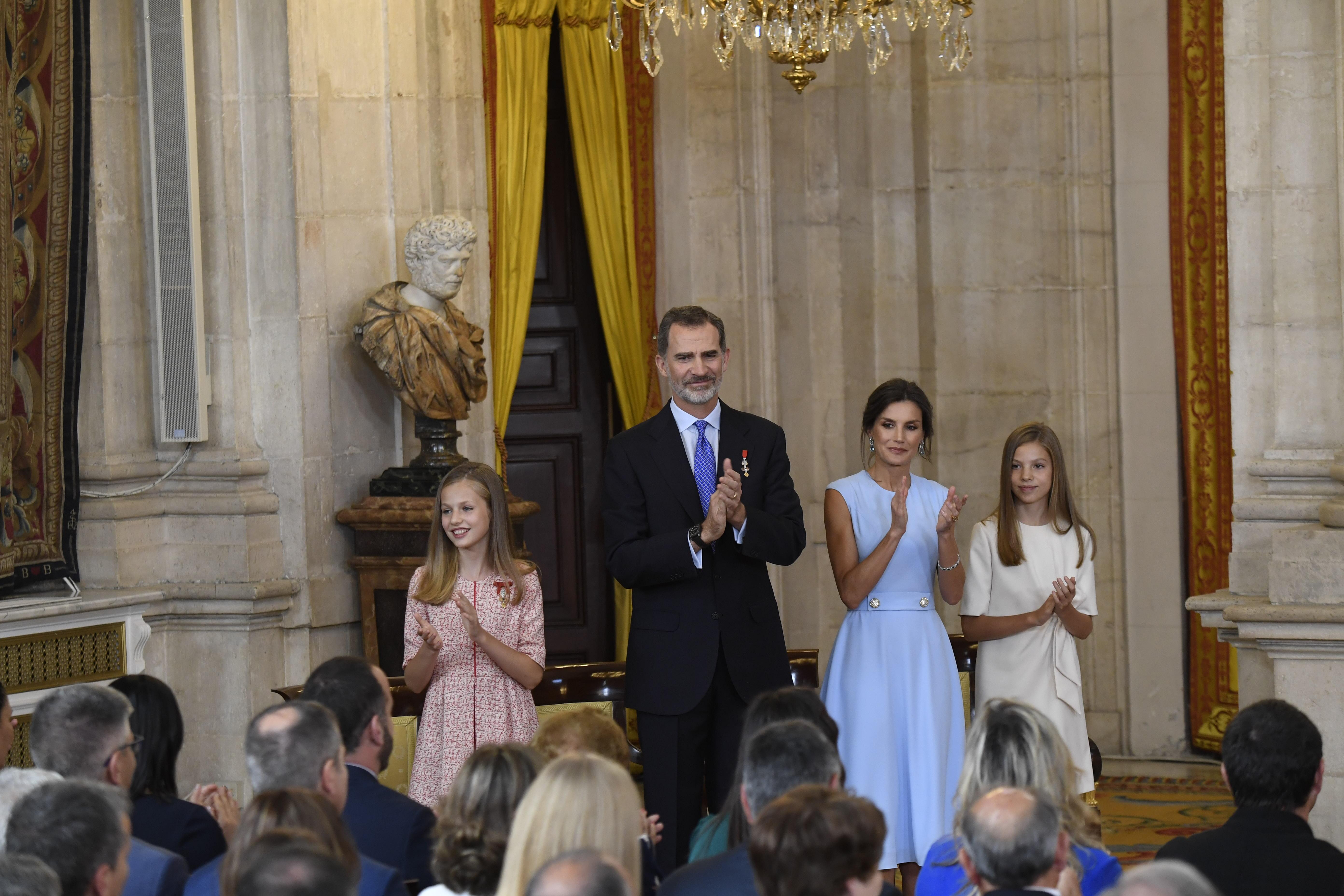 La Princesa de Asturias Leonor de Borbón el Rey Felipe VI la Reina Letizia Ortiz y la Infanta Sofía aplauden durante el acto de imposición de condecoraciones de la Orden del Mérito Civil en e