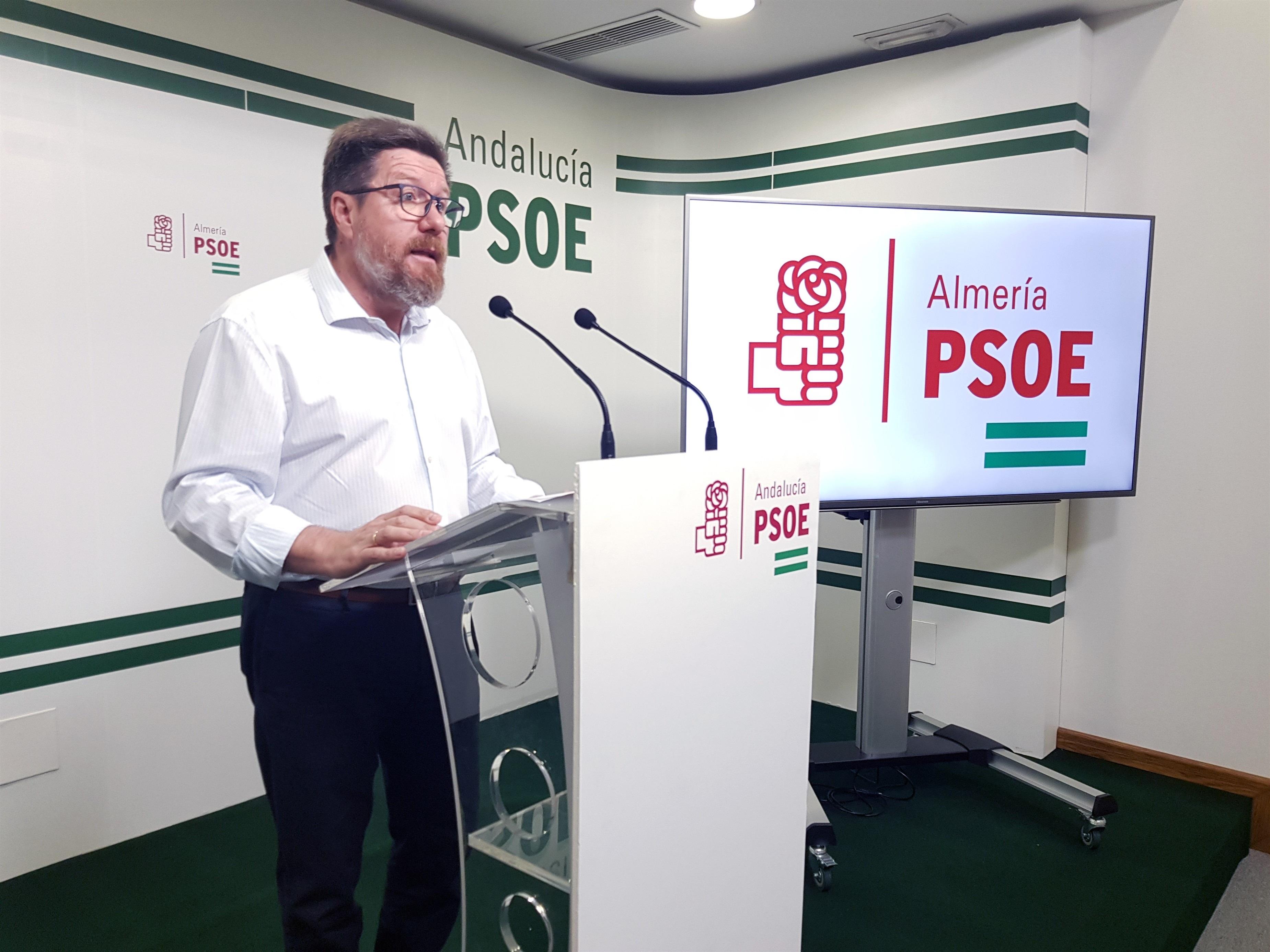 El portavoz adjunto del Grupo Parlamentario Socialista Rodrigo Sánchez Haro en rueda de prensa