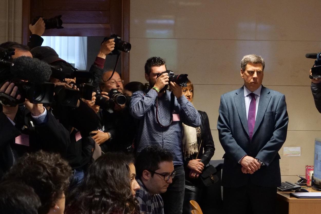 El padre de Diana Quer, Juan Carlos Quer, rodeado de prensa