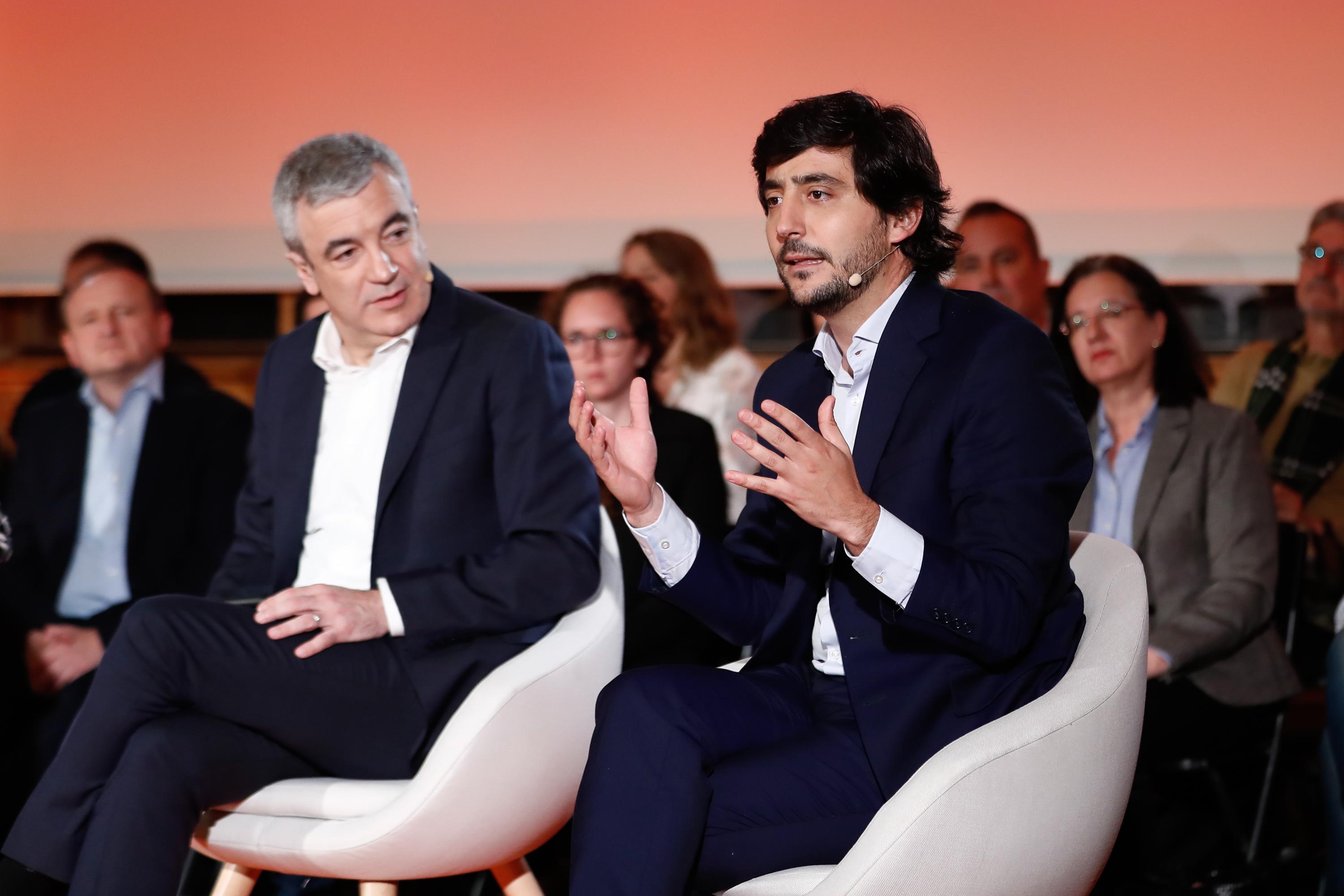 Luis Garicano y  Toni Roldán, durante la charla coloquio sobre economía. Europa Press.
