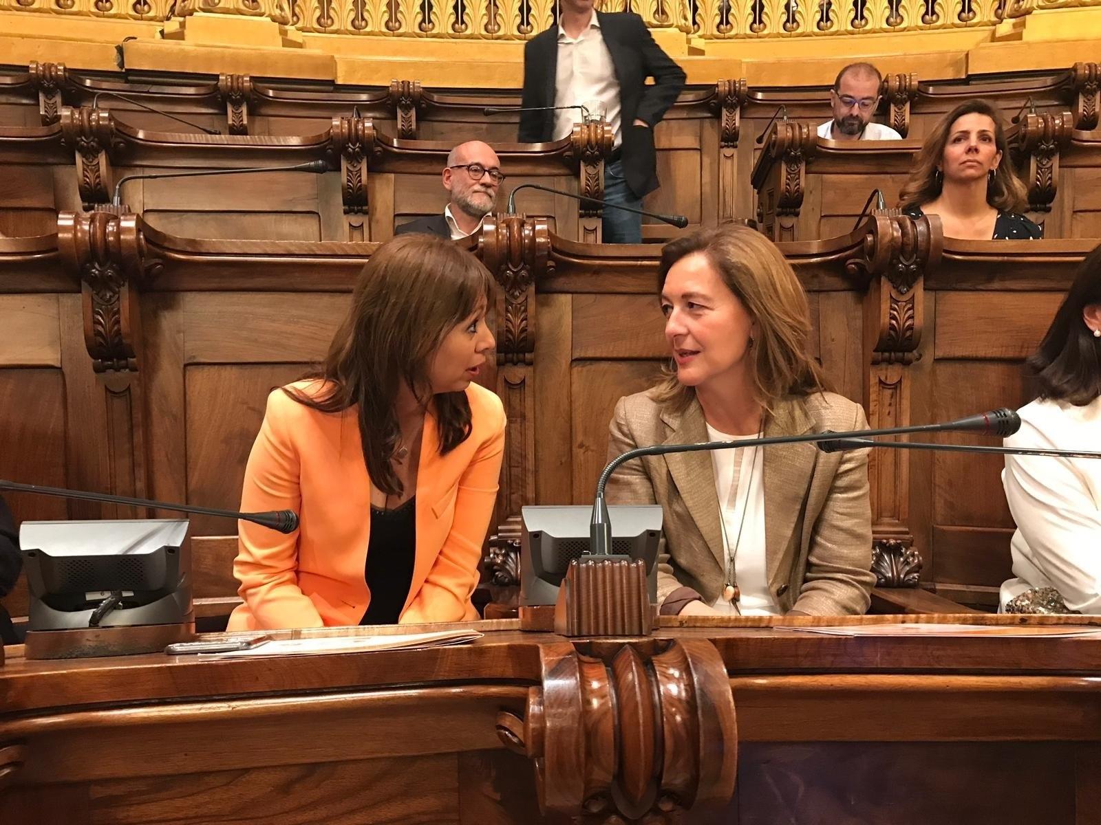 Carina Mejías (d), exportavoz de Ciudadanos en el Ayuntamiento de Barcelona