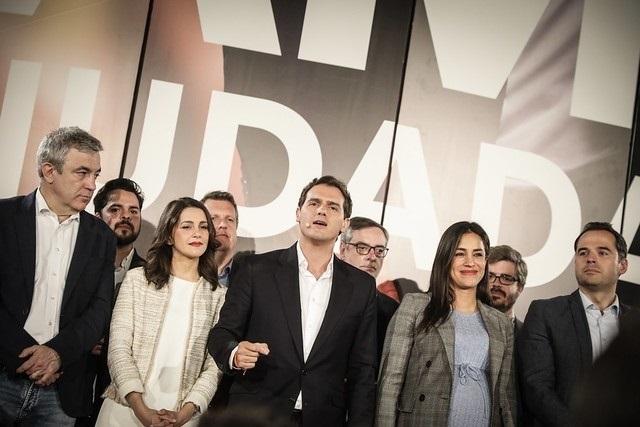 Luis Garicano Inés Arrimadas Albert Rivera Begoña Villacís e Ignacio Aguado frente a la sede de Ciudadanos. EP