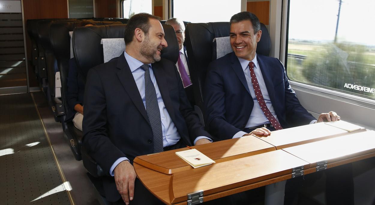 El ministro Ábalos y el presidente Sánchez, en el AVE haica Granada. ÁLEX CÁMARA/EP