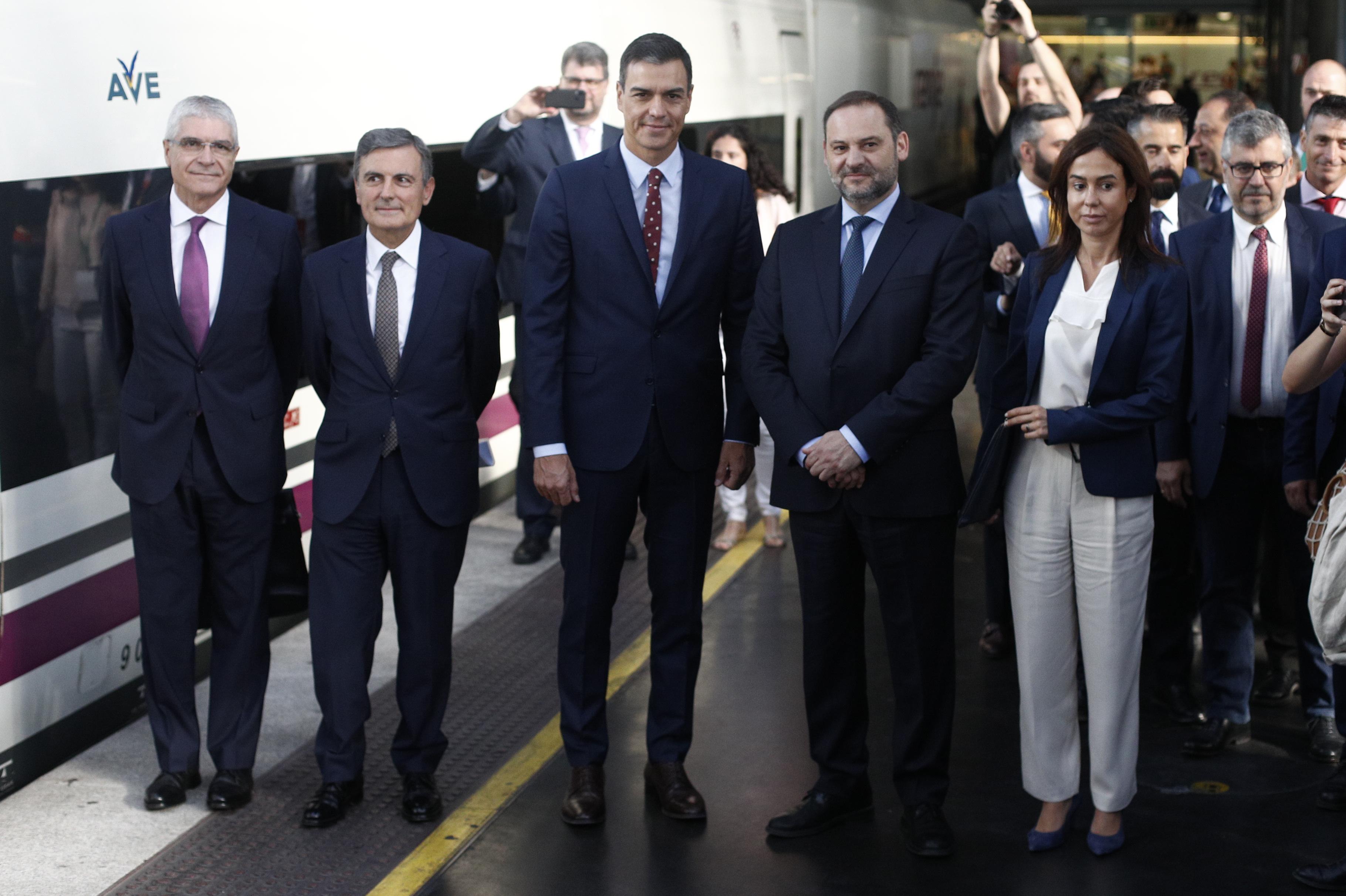 El presidente del Gobierno en funciones Pedro Sánchez (3i) acompañado del ministro de Fomento en funciones José Luis Ábalos (4i) y del secretario de Estado de Transportes Pedro Saura (2i). EP