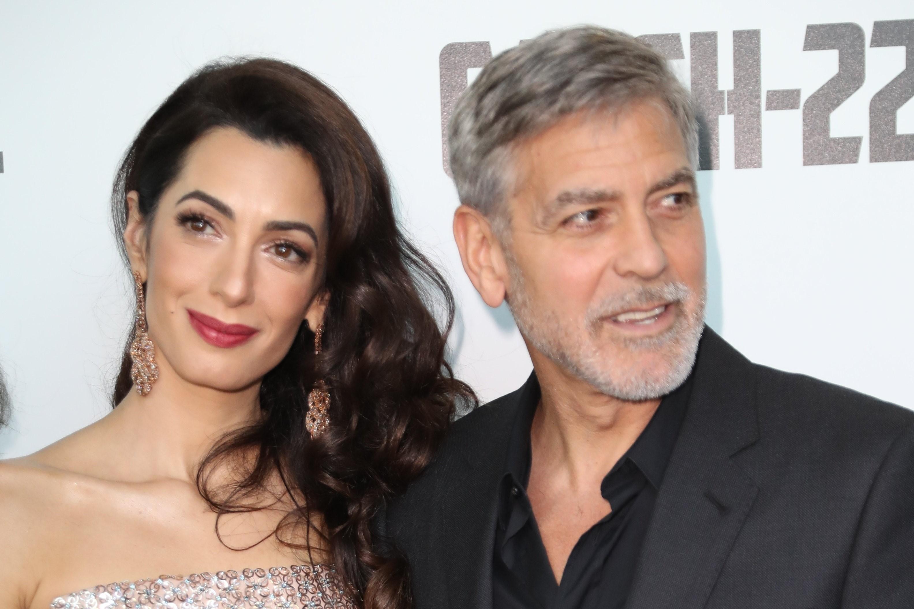 Amal y George Clooney en la premiere de 'Catch-22' en Londres. EP