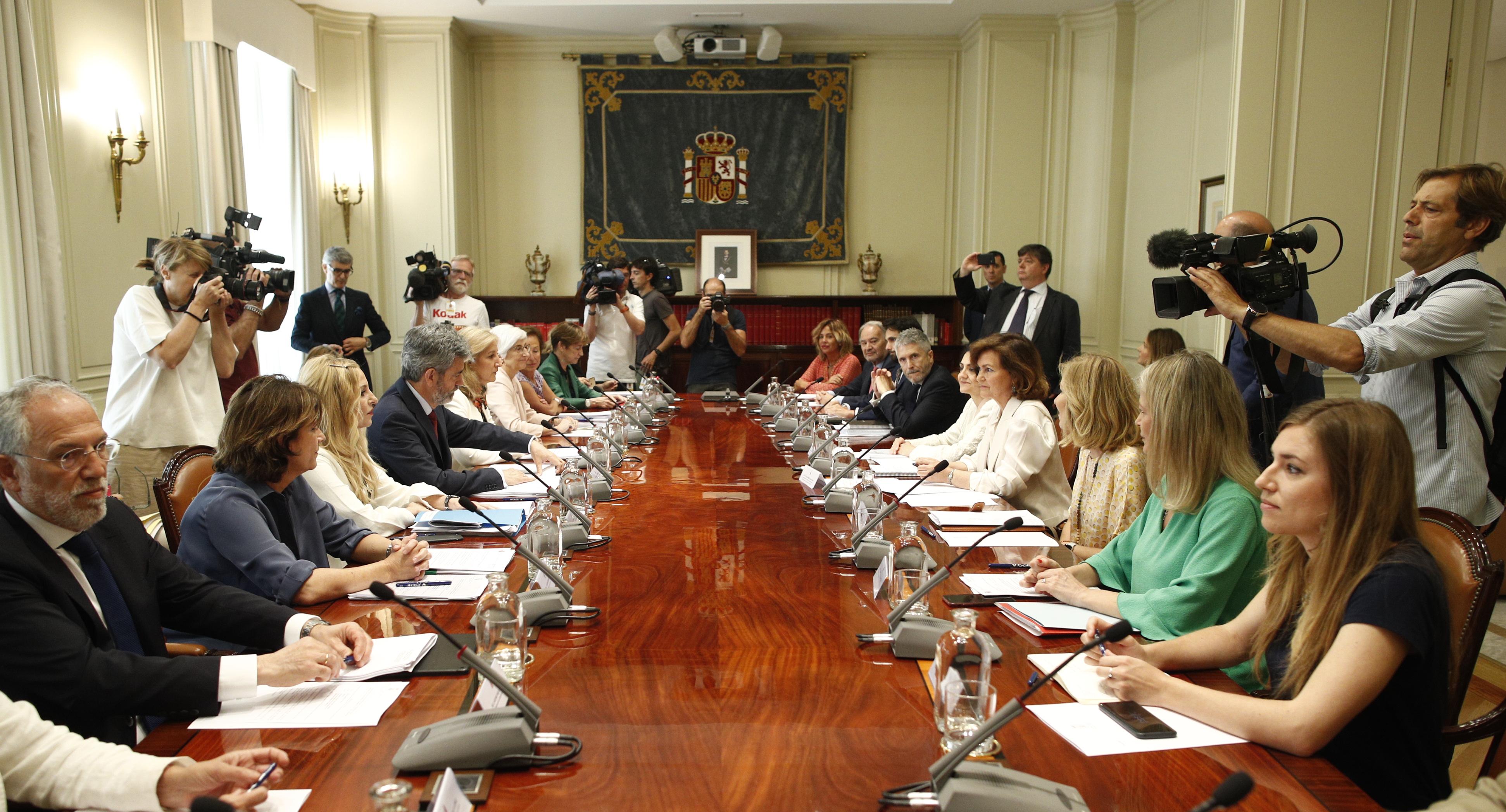 Fernando Grande Marlaska y Carmen Calvo durante la reunión de instituciones del Observatorio contra la Violencia Doméstica y de Género. EP